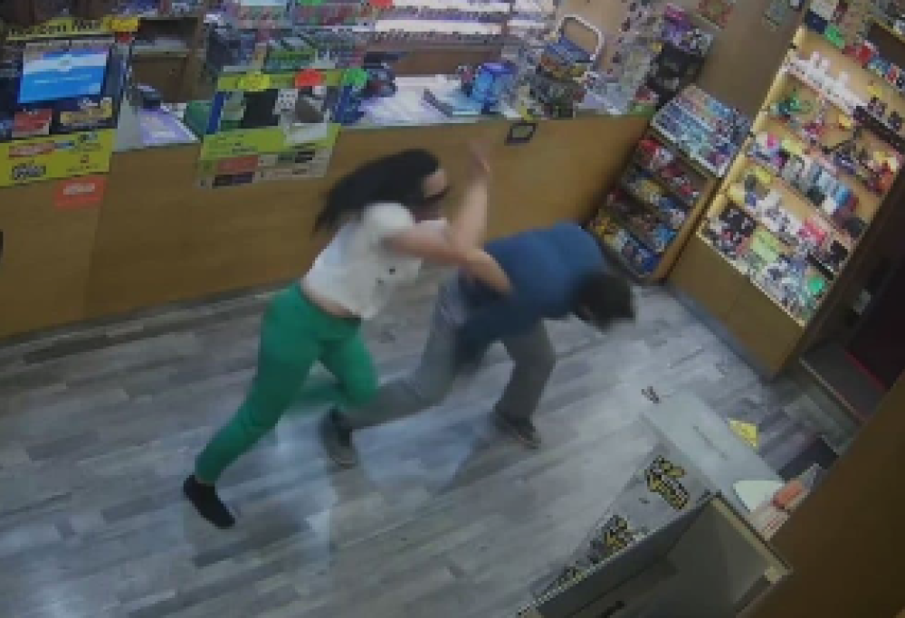 Rapinatore picchiato dalla tabaccaia che stava rapinando