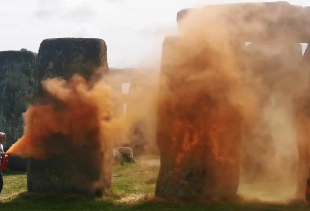 Ecoattivisti deturpano Stonehenge con la vernice