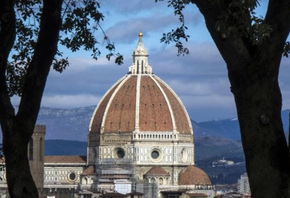 Firenze, turisti defecano sulla scalinata della cupola del Duomo