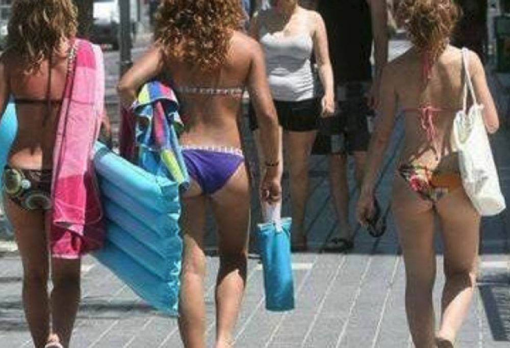 Gallipoli, multa fino a 500 euro per chi gira in costume da bagno