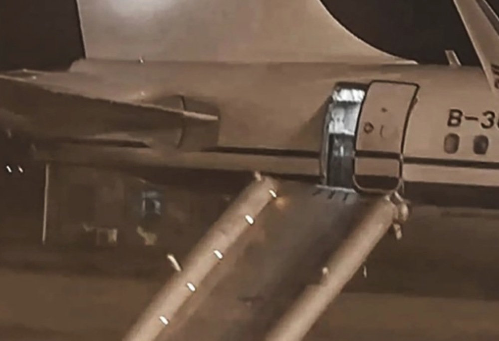 Cerca il bagno e apre il portellone d’emergenza