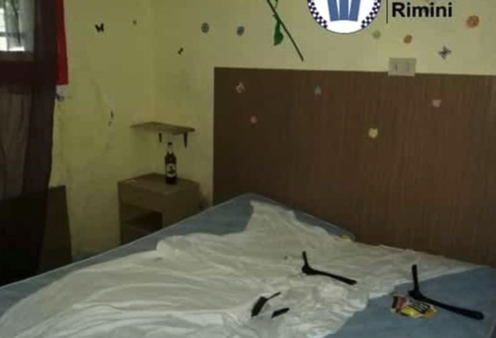 Arredi rotti e formiche nel letto, vacanza da incubo