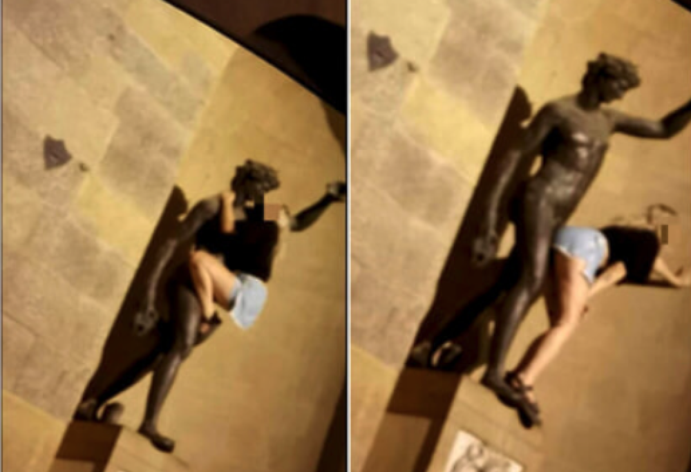 Ragazza mima atto sessuale con statua del Giambologna