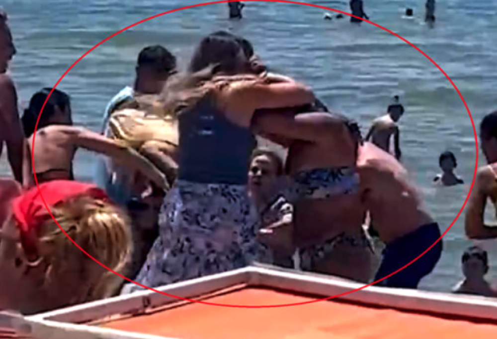 Si azzuffano per il lettino in prima fila