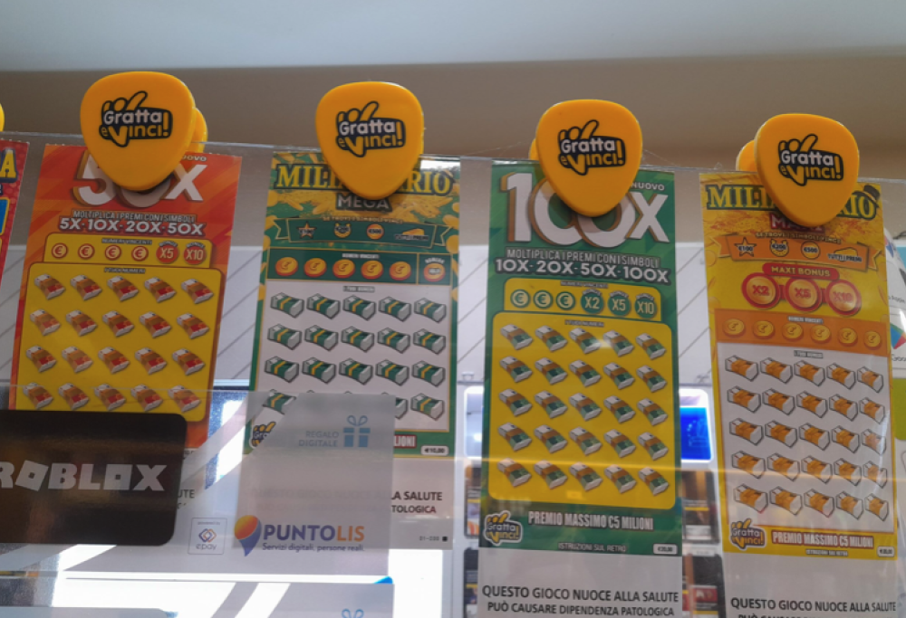 Perde al Gratta e Vinci e morde il tabaccaio