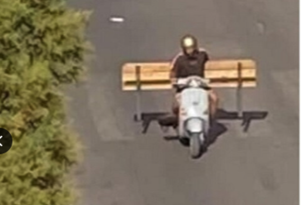 Palermo, ruba una panchina in Vespa