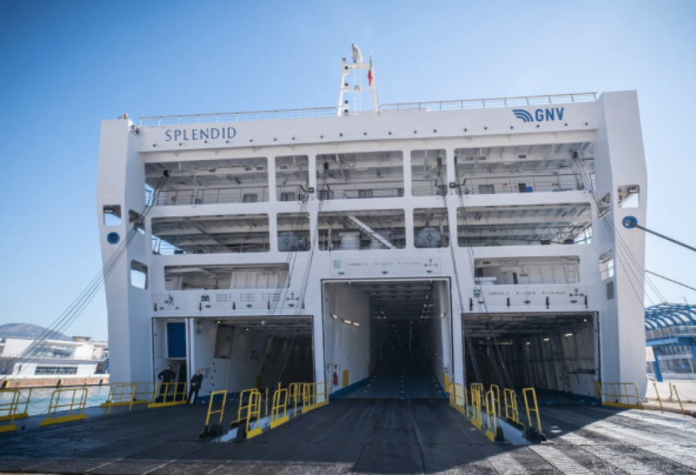 Nascondono i nipoti nel bagagliaio prima di imbarcarsi da Olbia