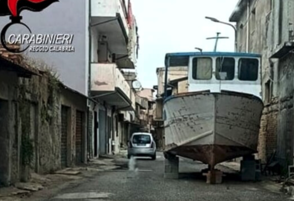 Parcheggia la barca in strada