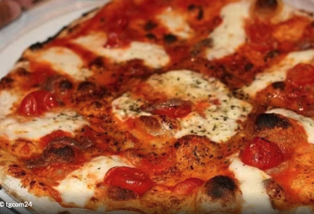 Si finge poliziotto e scappa con le pizze