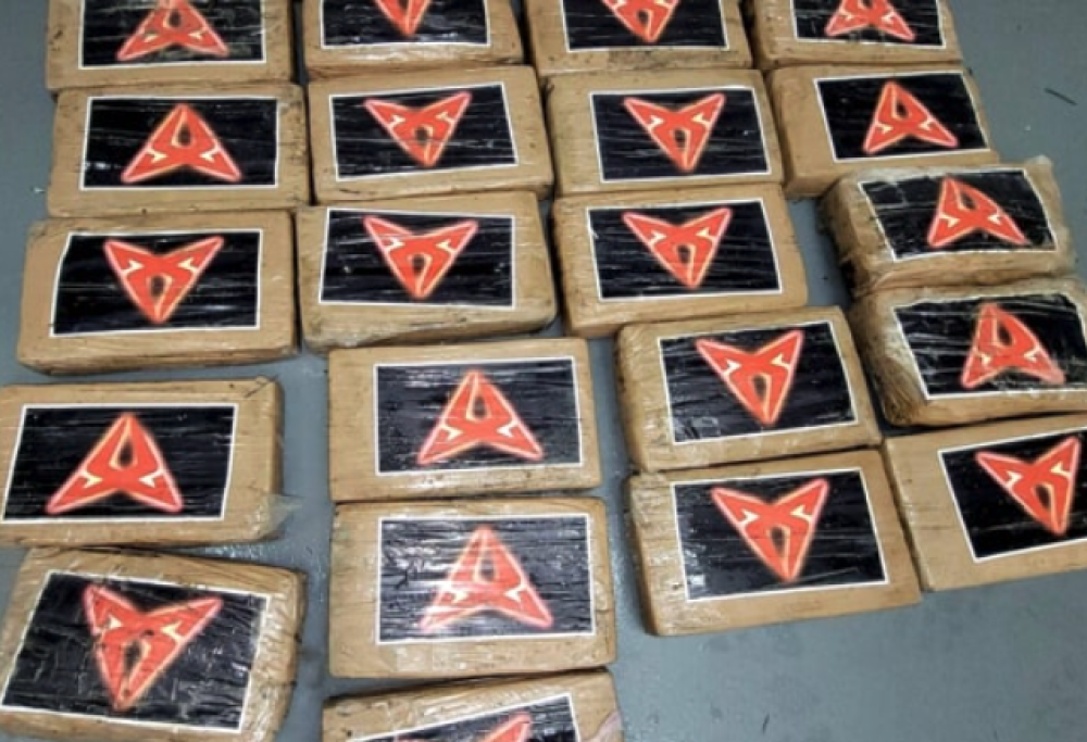 L’uragano porta 25 pacchi di cocaina sulla spiaggia