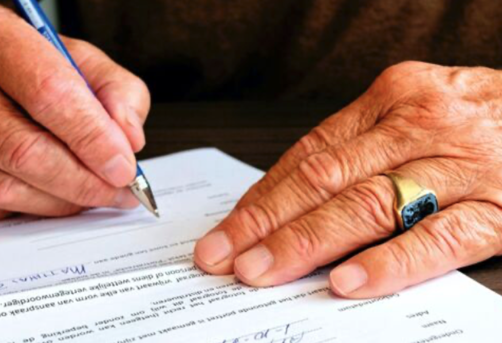 Abbandonata da piccola, lascia tutto a un’orfanella