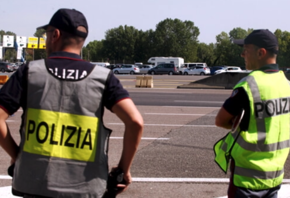 Dieci giorni in hotel e poi scappano senza pagare