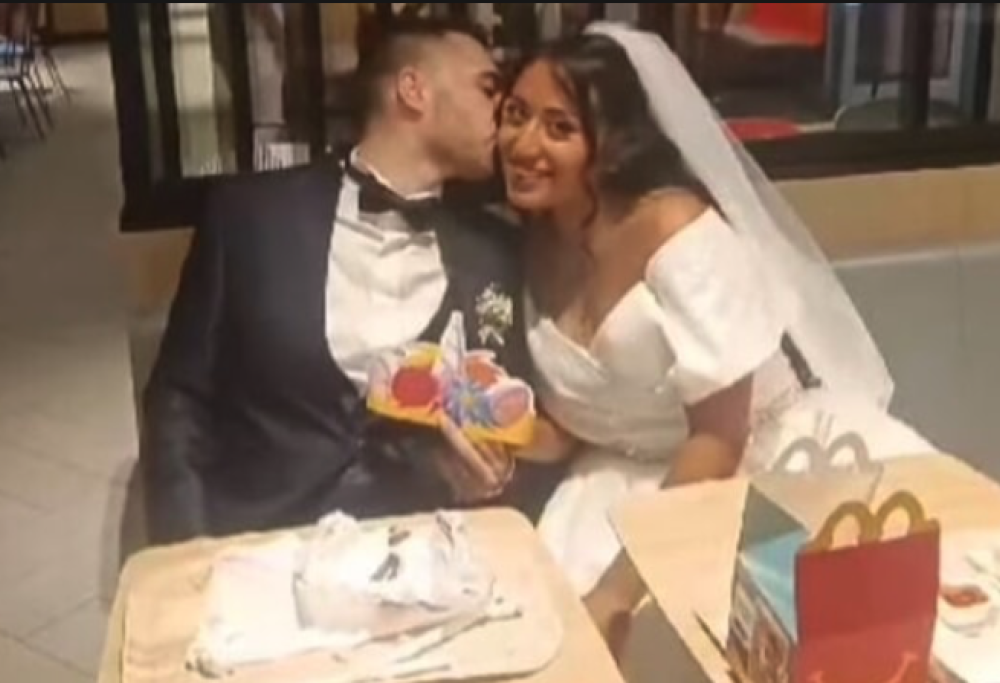 Matrimonio al McDonalds perché troppo poveri