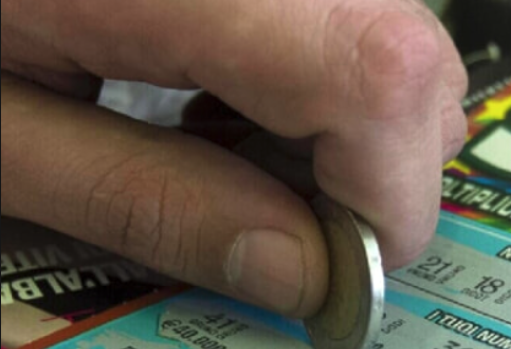 Vince un milione di euro e non se ne accorge