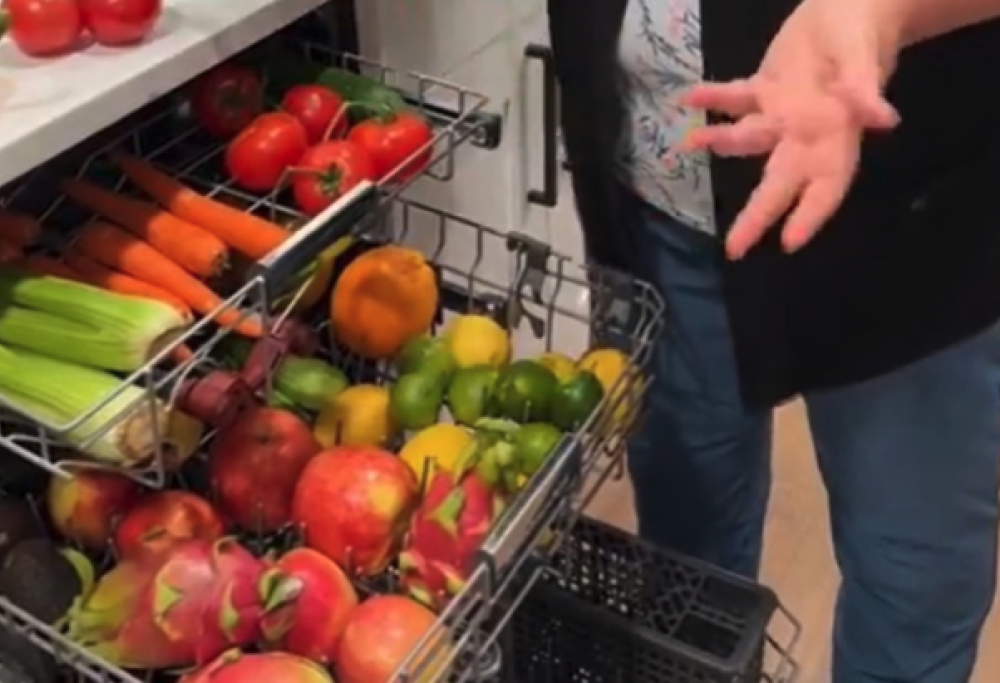 L’assurdo trend di lavare frutta e verdura in lavastoviglie