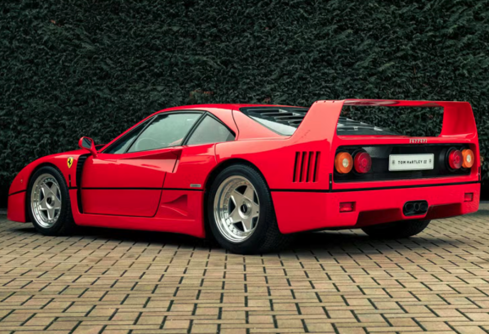 Compra una Ferrari e se la dimentica per 10 anni in un parcheggio