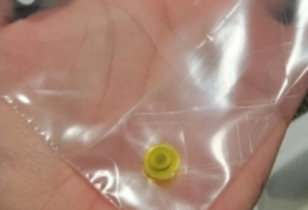 Starnutisce e gli esce un Lego dal naso