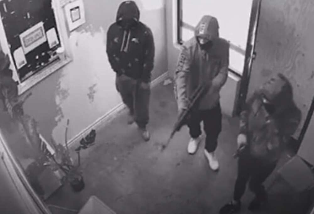 Rapinavano i cannabis shop con fucili d’assalto