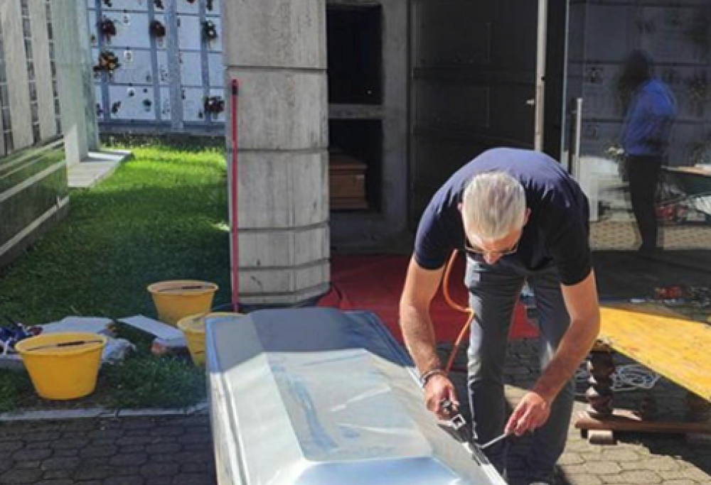 Dipendenti del cimitero estraevano denti d’oro alle salme per rivenderli