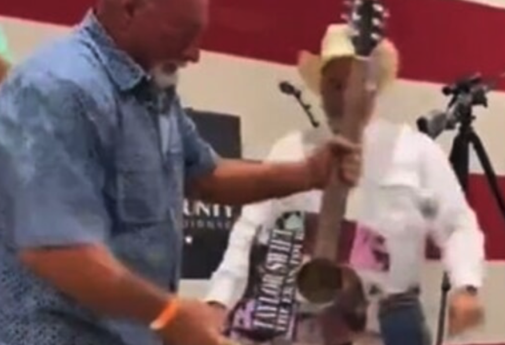 4mila dollari per la chitarra di Taylor Swift e poi la distrugge