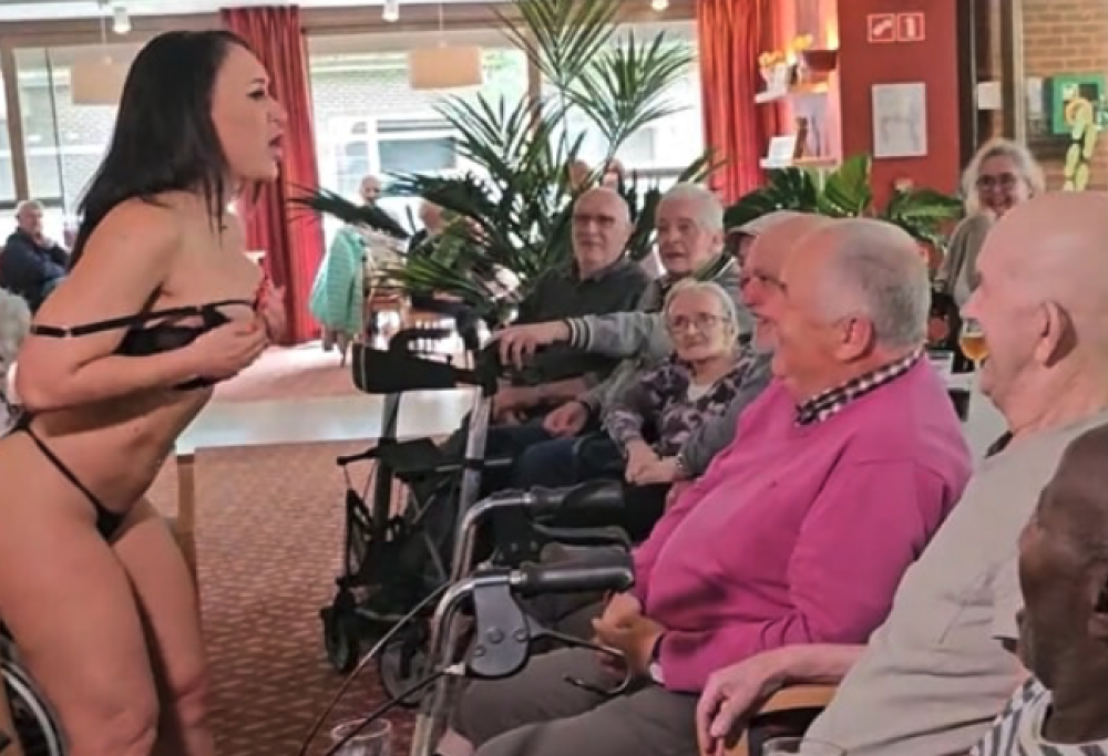 Festa con spogliarello alla casa di riposo