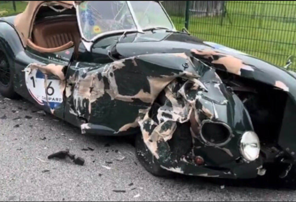 Parla al telefono al volante e distrugge una rara Jaguar d’epoca