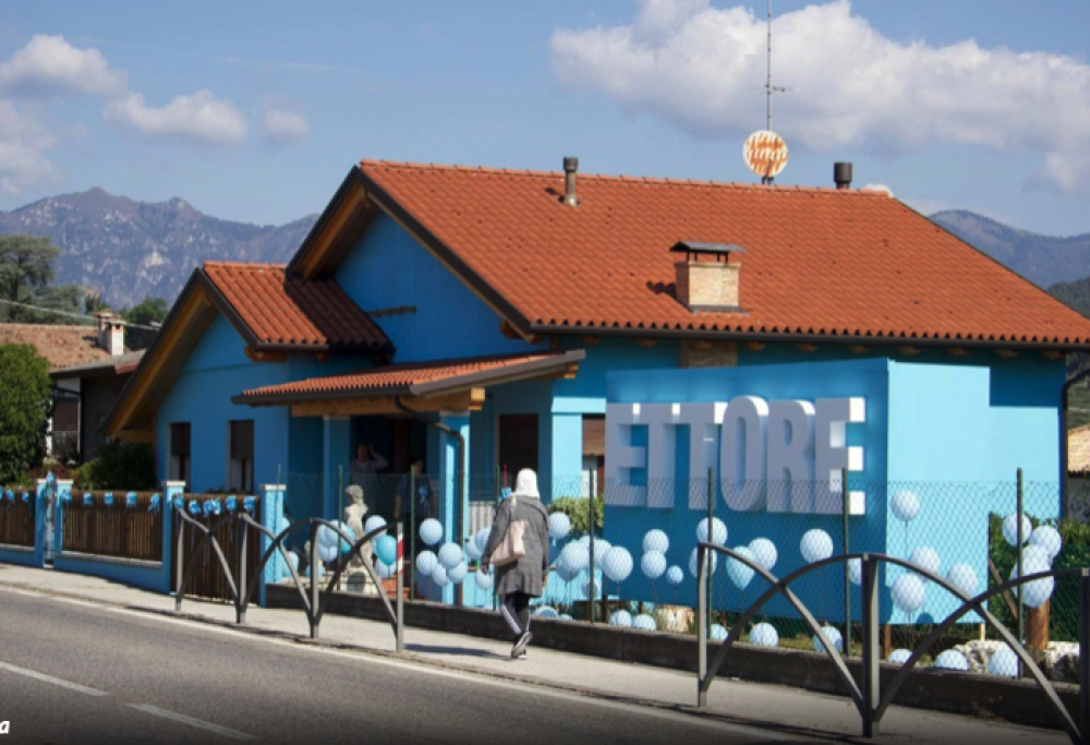 Nasce il figlio maschio e dipinge di azzurro tutta la casa