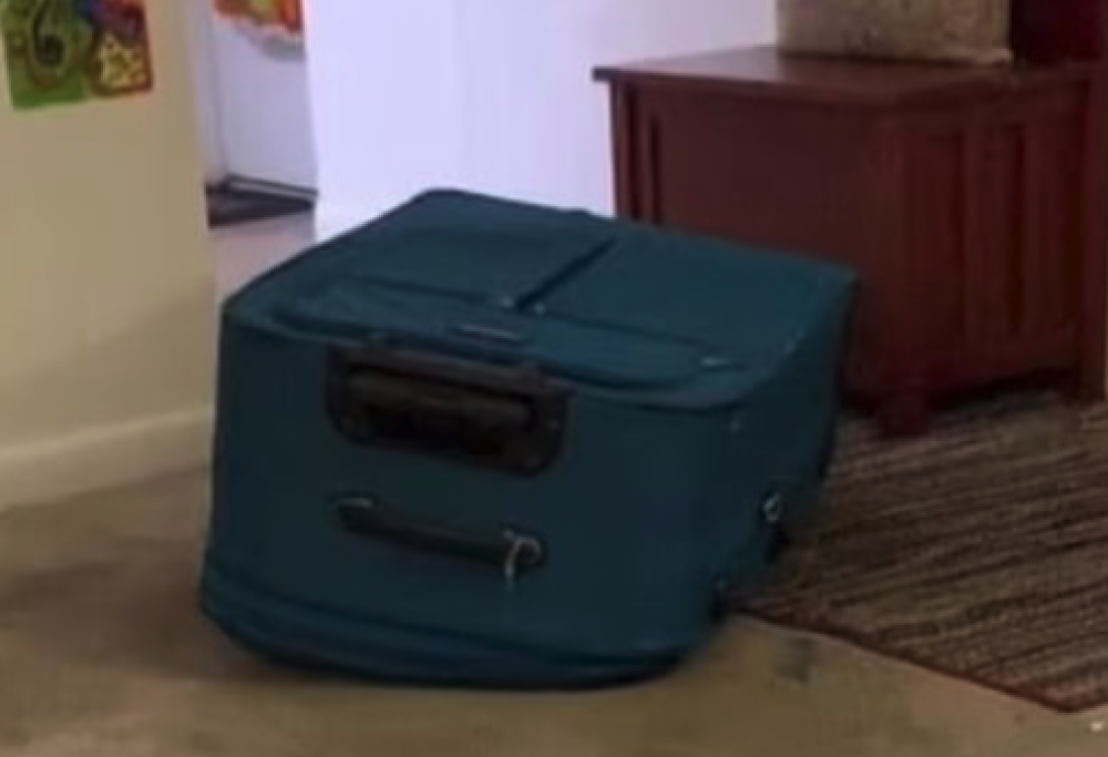 Chiude il compagno in valigia per gioco, ma lui muore