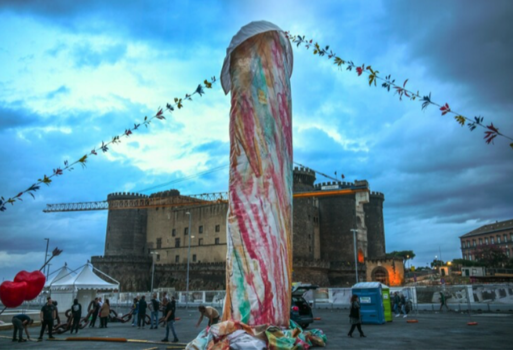 Napoli, la nuova installazione che fa discutere