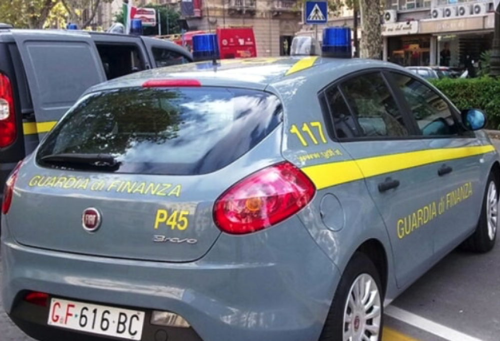 Noleggia 1.100 auto e poi sparisce senza restituirle