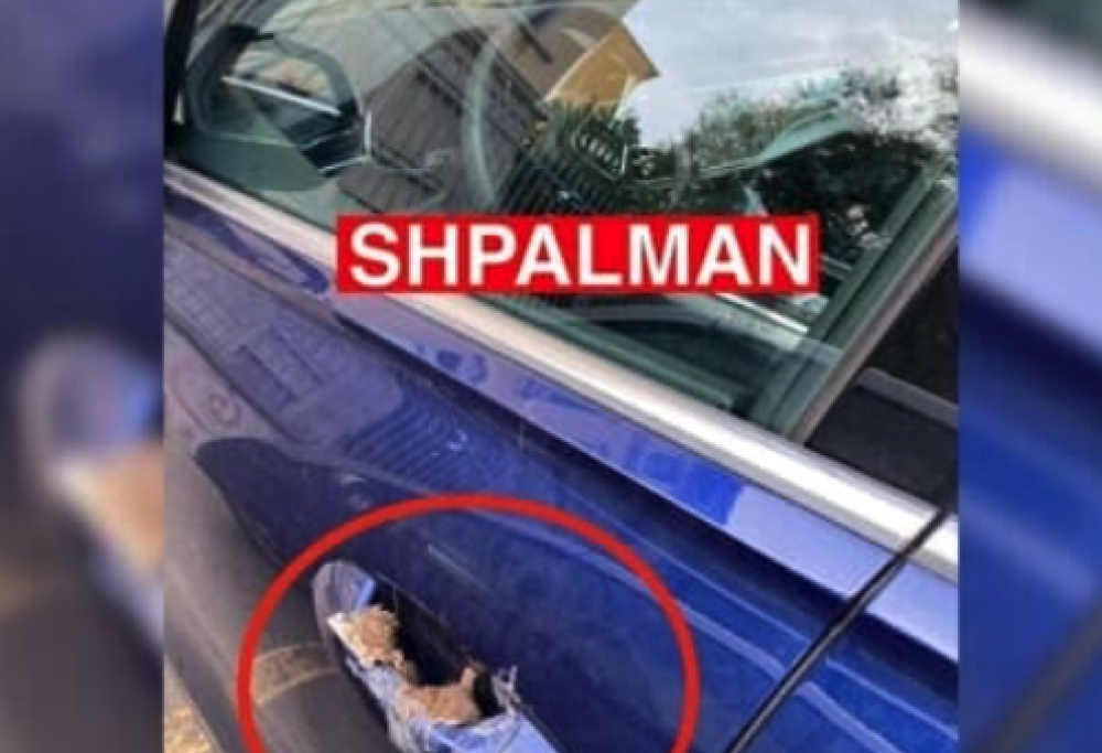 Parcheggia male il Suv, ritrova escrementi nelle maniglie