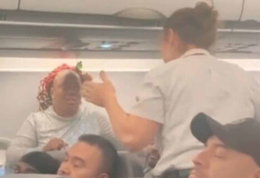 Follia in volo, passeggera vuole tornare indietro