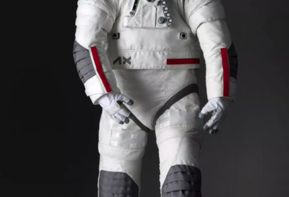 Sulla Luna con la tuta di Prada