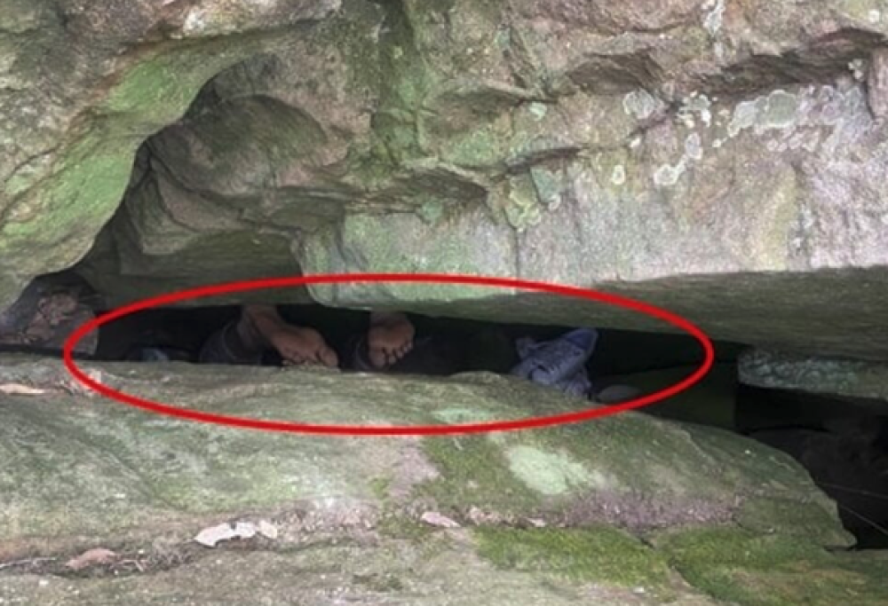 Rimane 7 ore incastrata per recuperare il cellulare