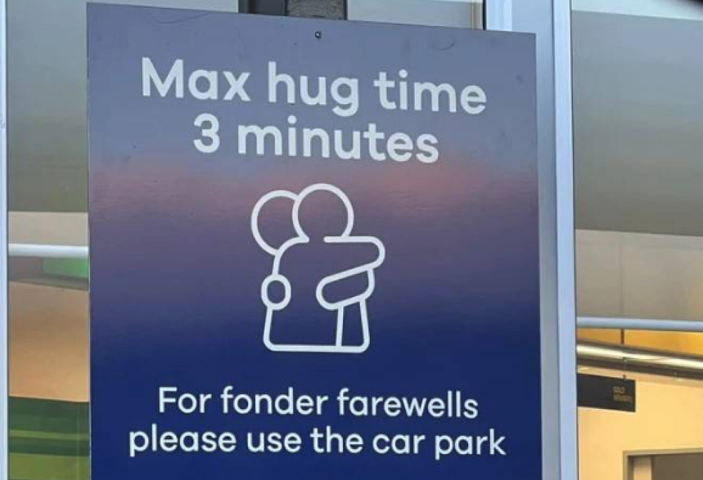 Nuova Zelanda, vietato abbracciarsi in aeroporto per oltre 3 minuti