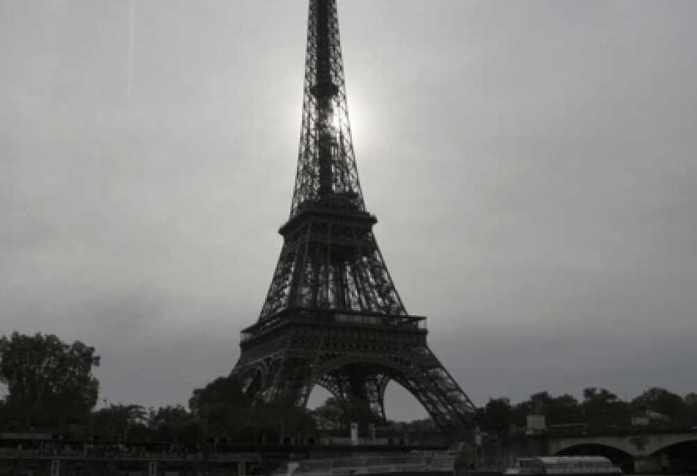 Pubblicano una foto della Tour Eiffel e vengono multati e diffidati