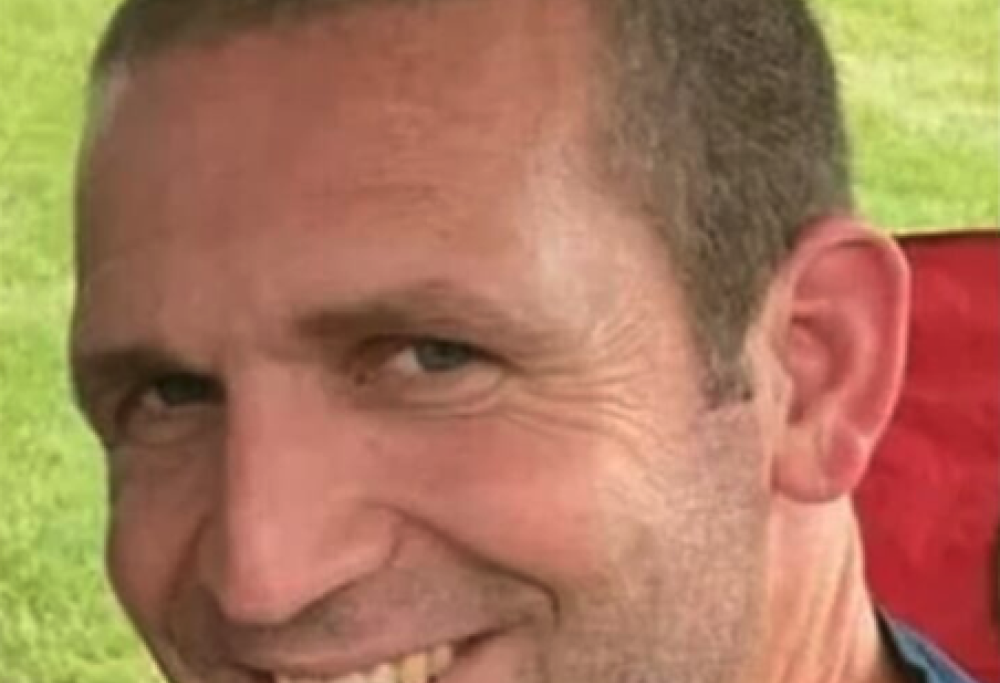 Finge la propria morte per scappare con l’amante