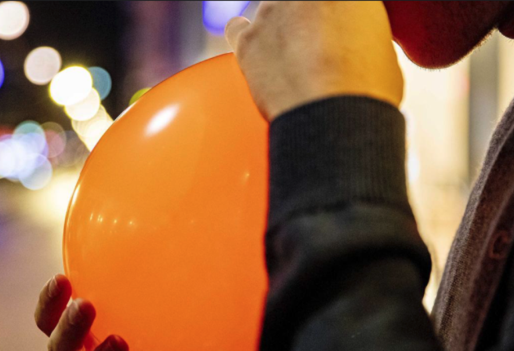 Inala aria da un palloncino e muore
