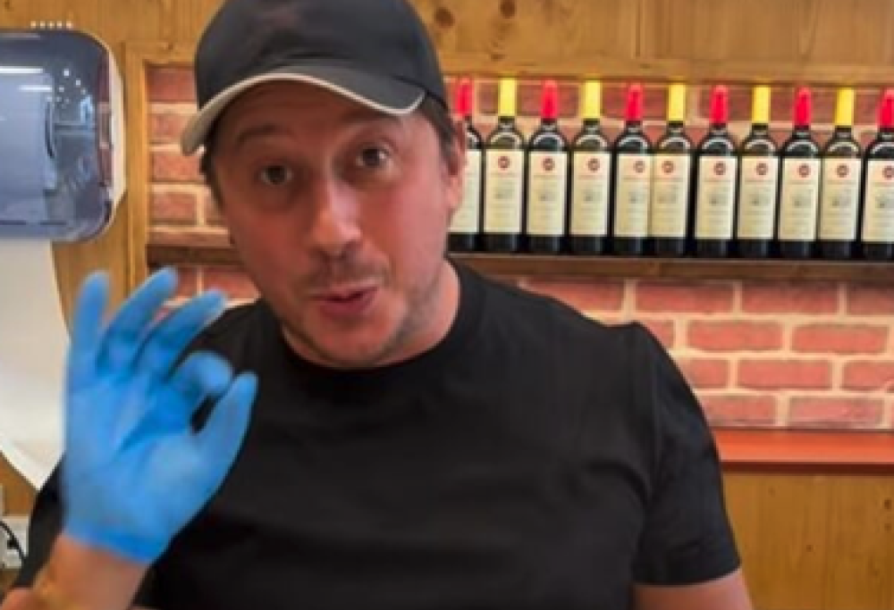 Regala un milione di euro in premi ai dipendenti per Natale