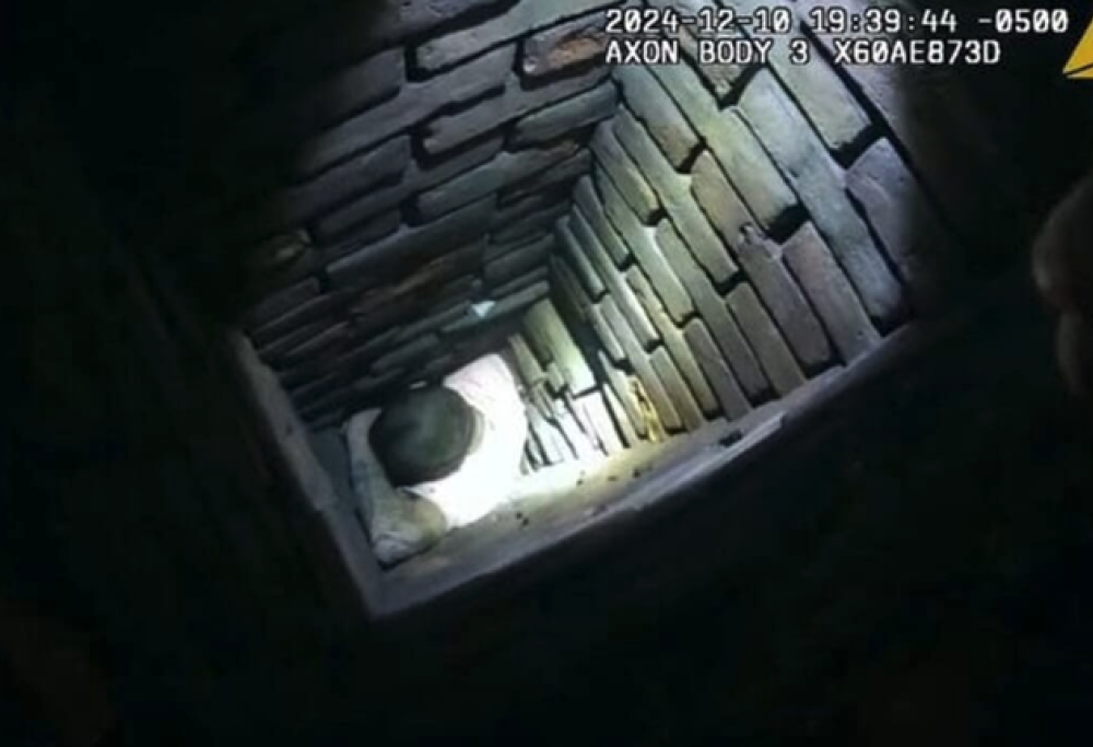 Ladro resta incastrato nel camino e chiede aiuto alla polizia