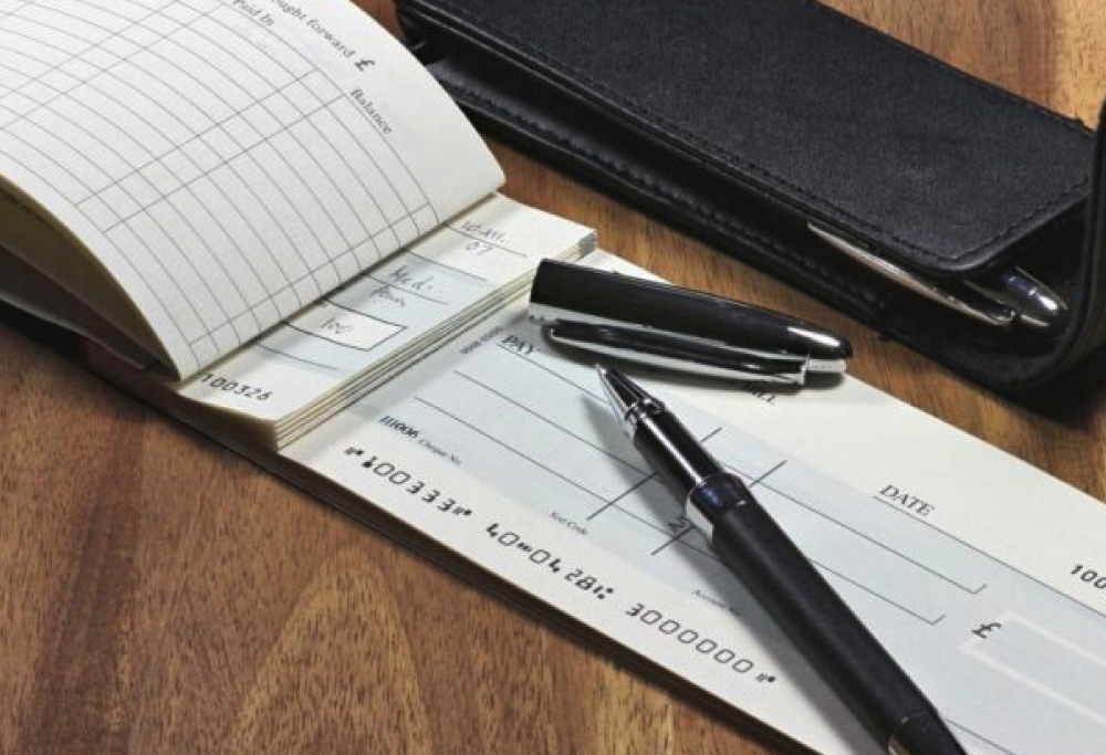 Trova un assegno da 49milioni di euro e lo restituisce