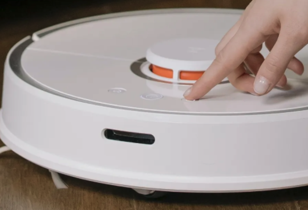 I robot aspirapolvere che insultano i proprietari