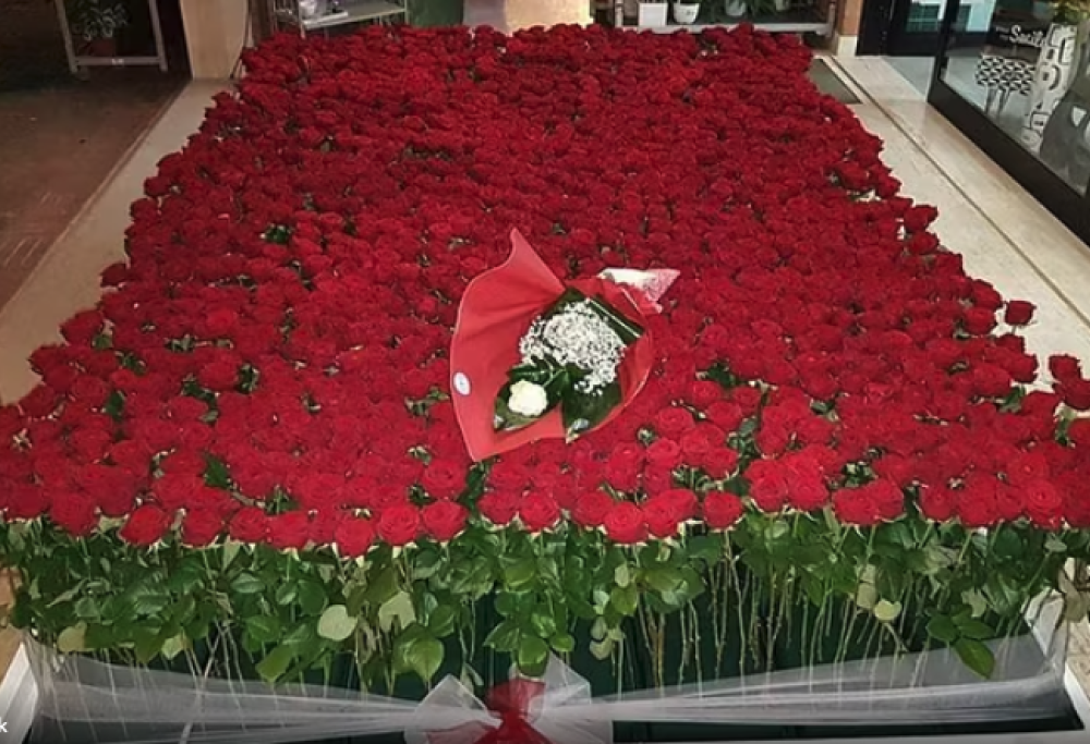 Regala 2025 rose rosse alla compagna