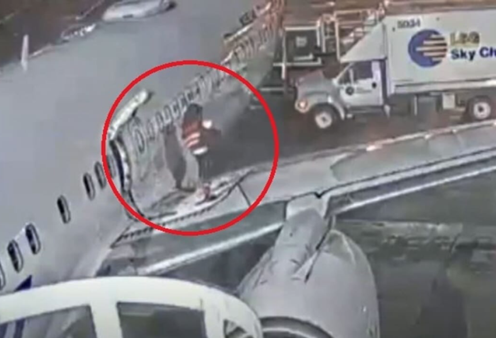 Passeggera apre il portellone e cammina sull’ala dell’aereo