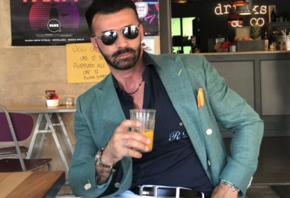 Guadagna 15mila euro al mese per fare sesso (anche) con maestre e suore