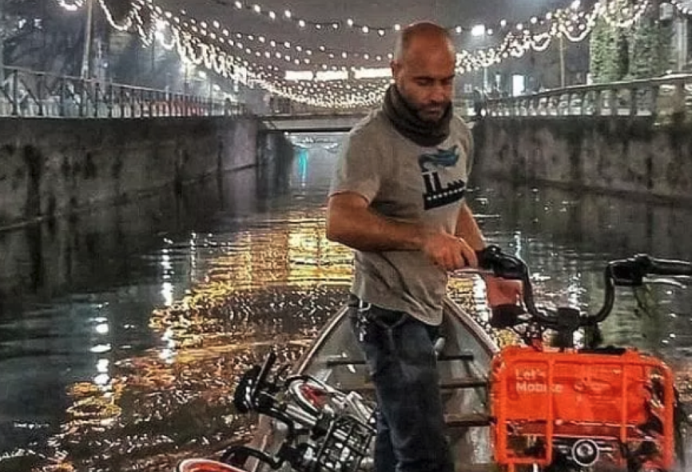 Il pescatore di biciclette del Naviglio