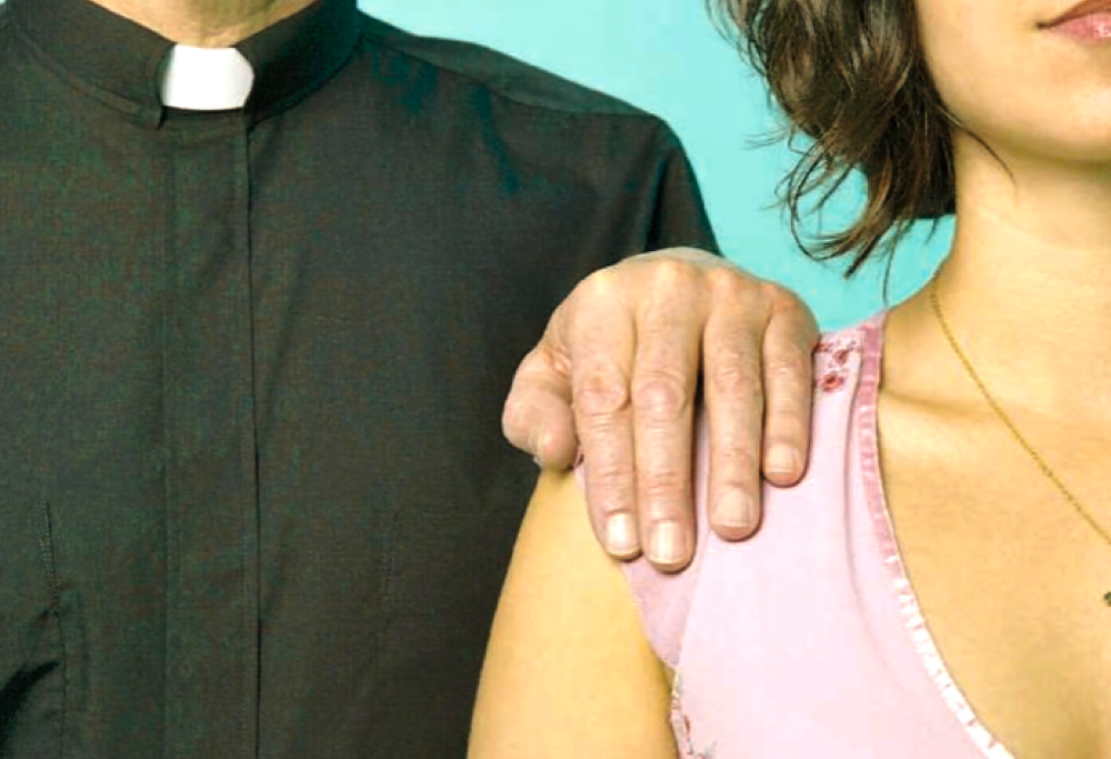 Lascia il marito per il parroco