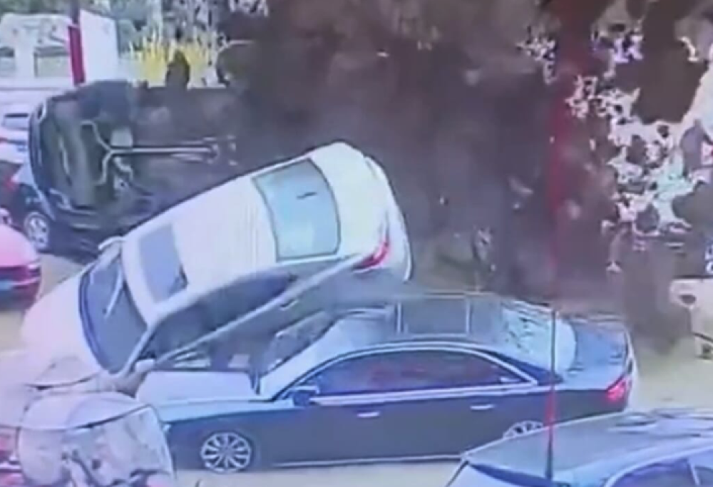 Tira un petardo e fa esplodere un tombino