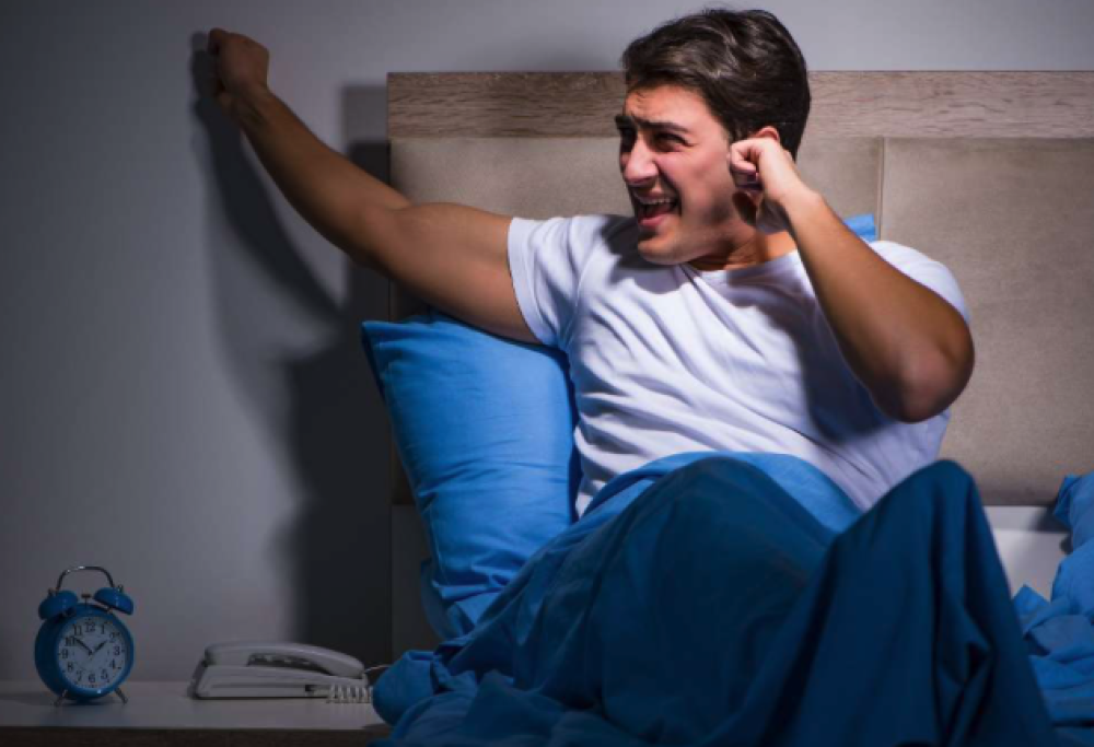 I vicini fanno rumore e lui mette un porno a tutto volume