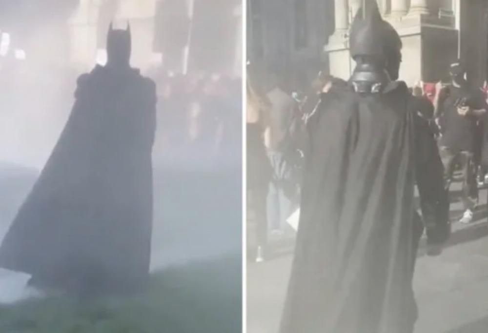 Durante le proteste in America un uomo vestito da Batman compare in una nuvola di fumo